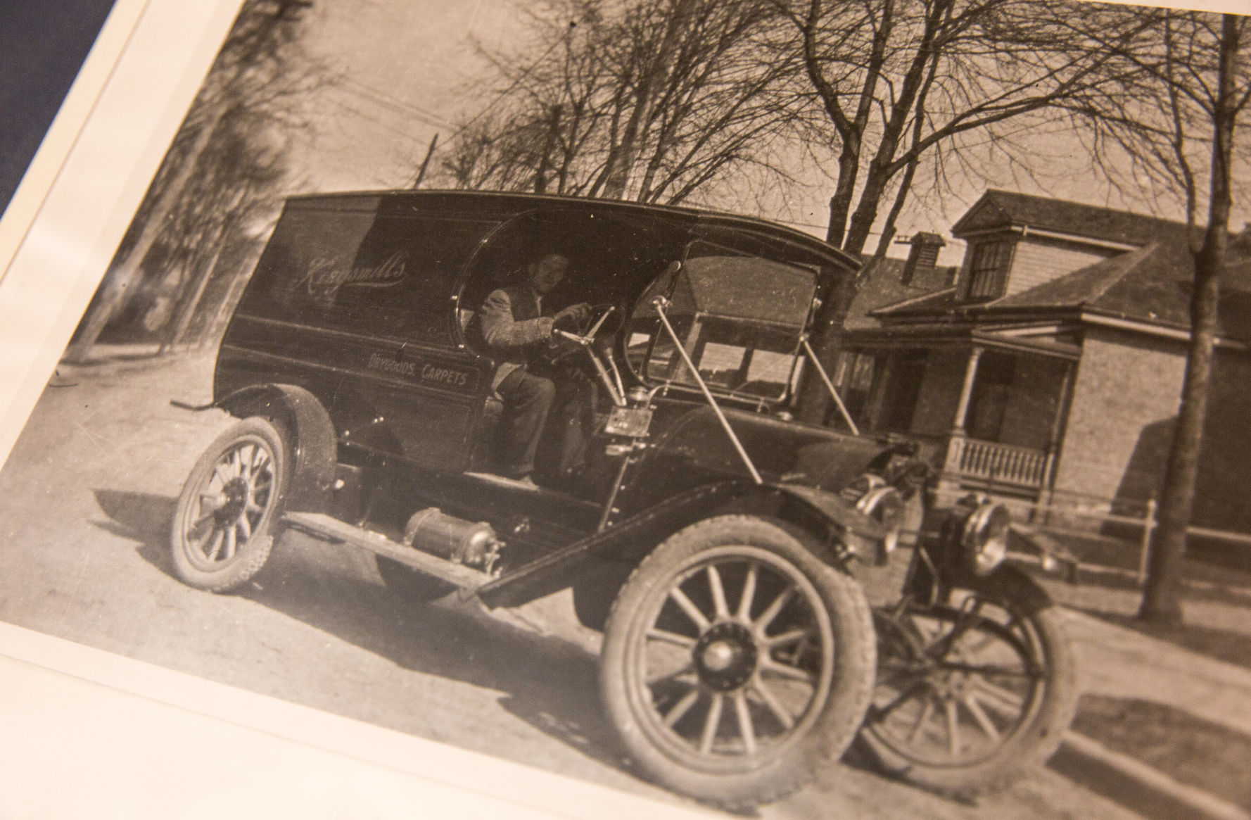 Remembrance 100 years later (Old car, Photo 1)